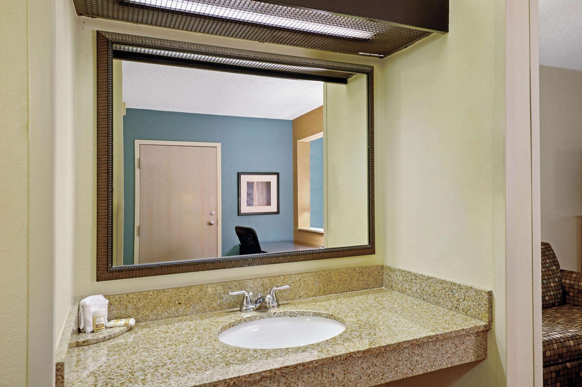 La Quinta Inn By Wyndham Columbia Se Fort Jackson Екстериор снимка