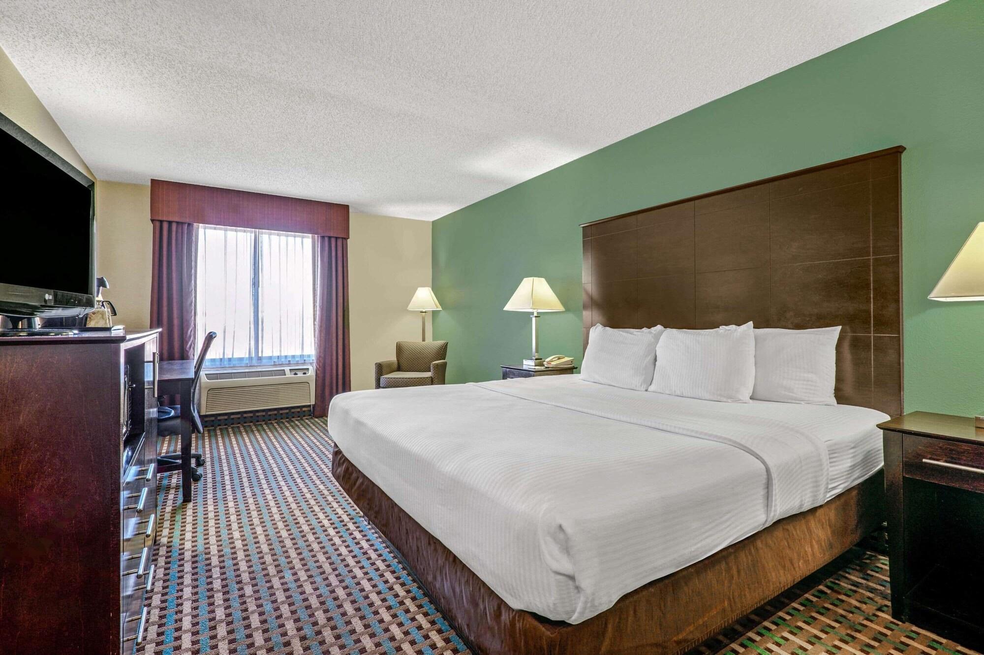 La Quinta Inn By Wyndham Columbia Se Fort Jackson Екстериор снимка