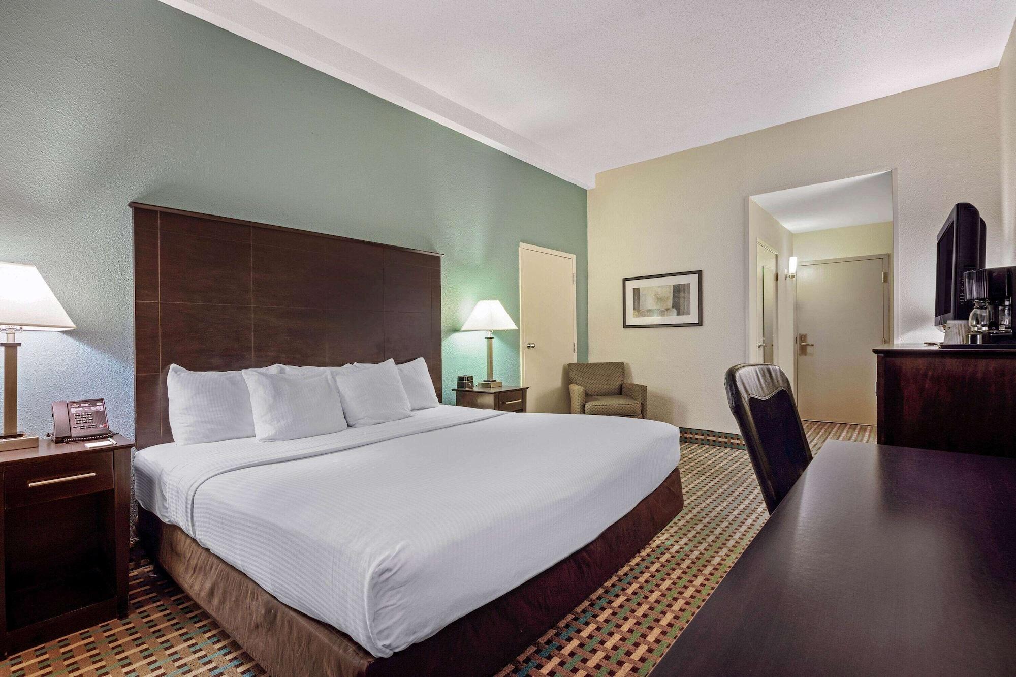 La Quinta Inn By Wyndham Columbia Se Fort Jackson Екстериор снимка
