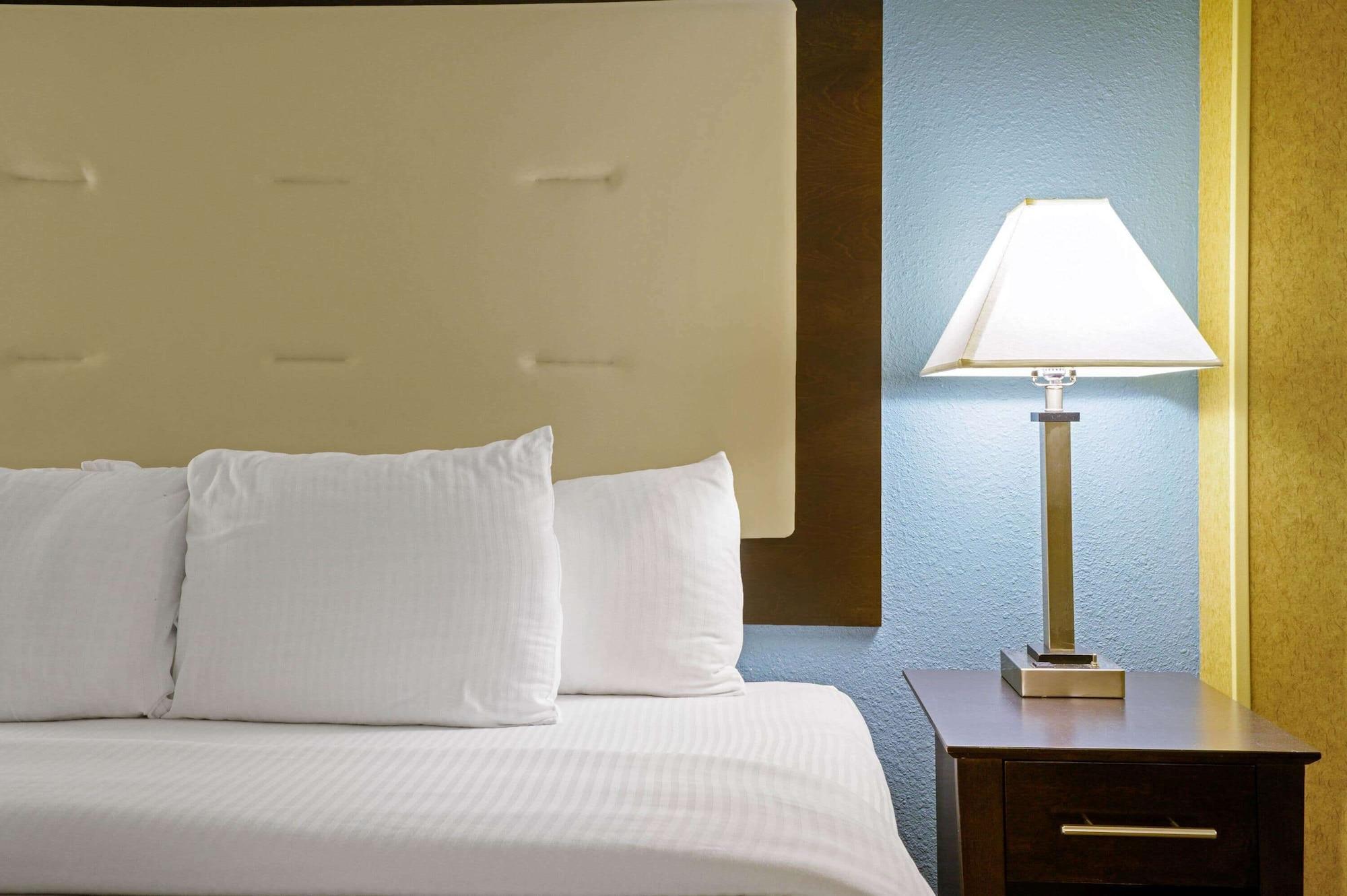 La Quinta Inn By Wyndham Columbia Se Fort Jackson Екстериор снимка