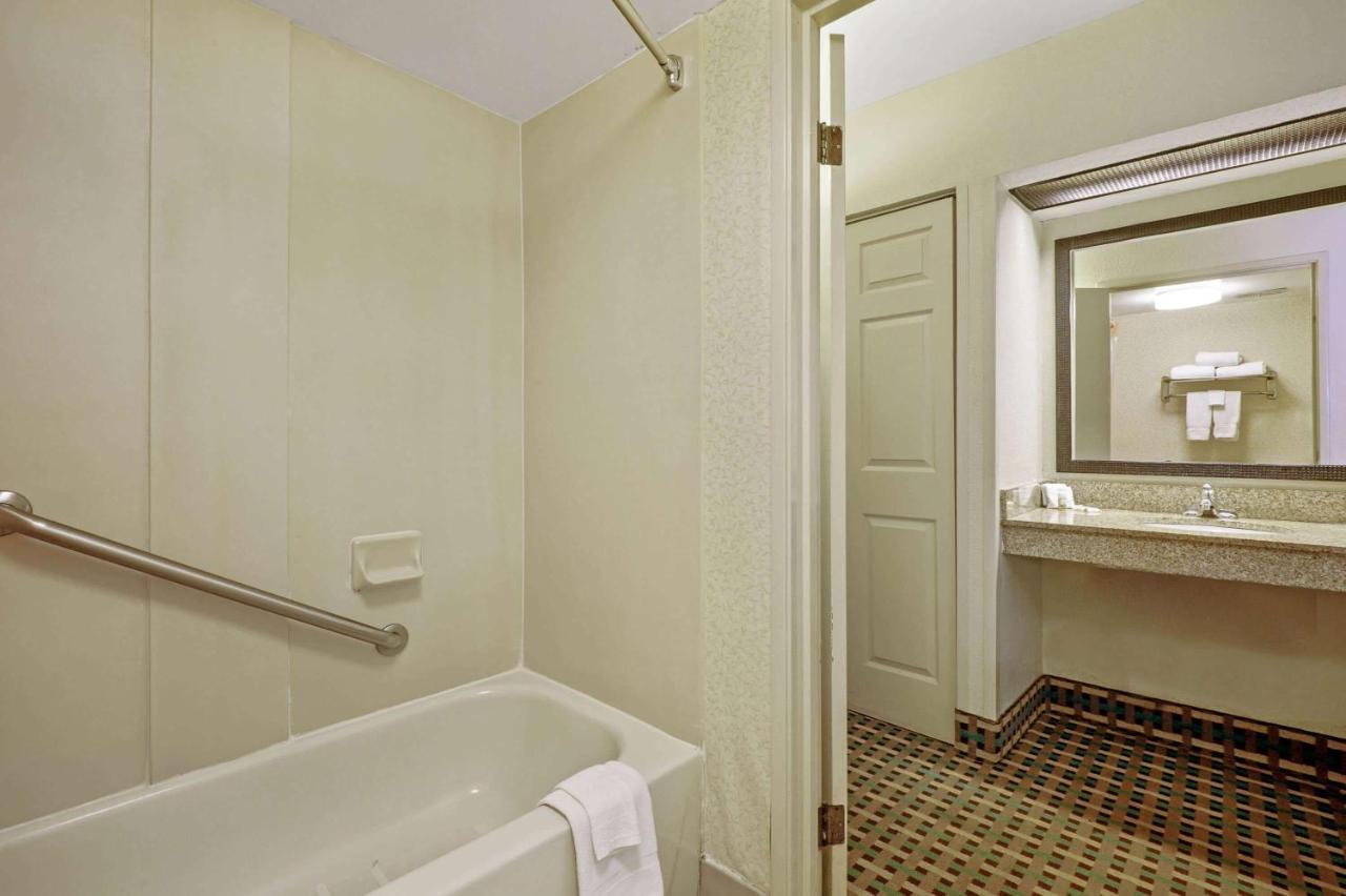 La Quinta Inn By Wyndham Columbia Se Fort Jackson Екстериор снимка