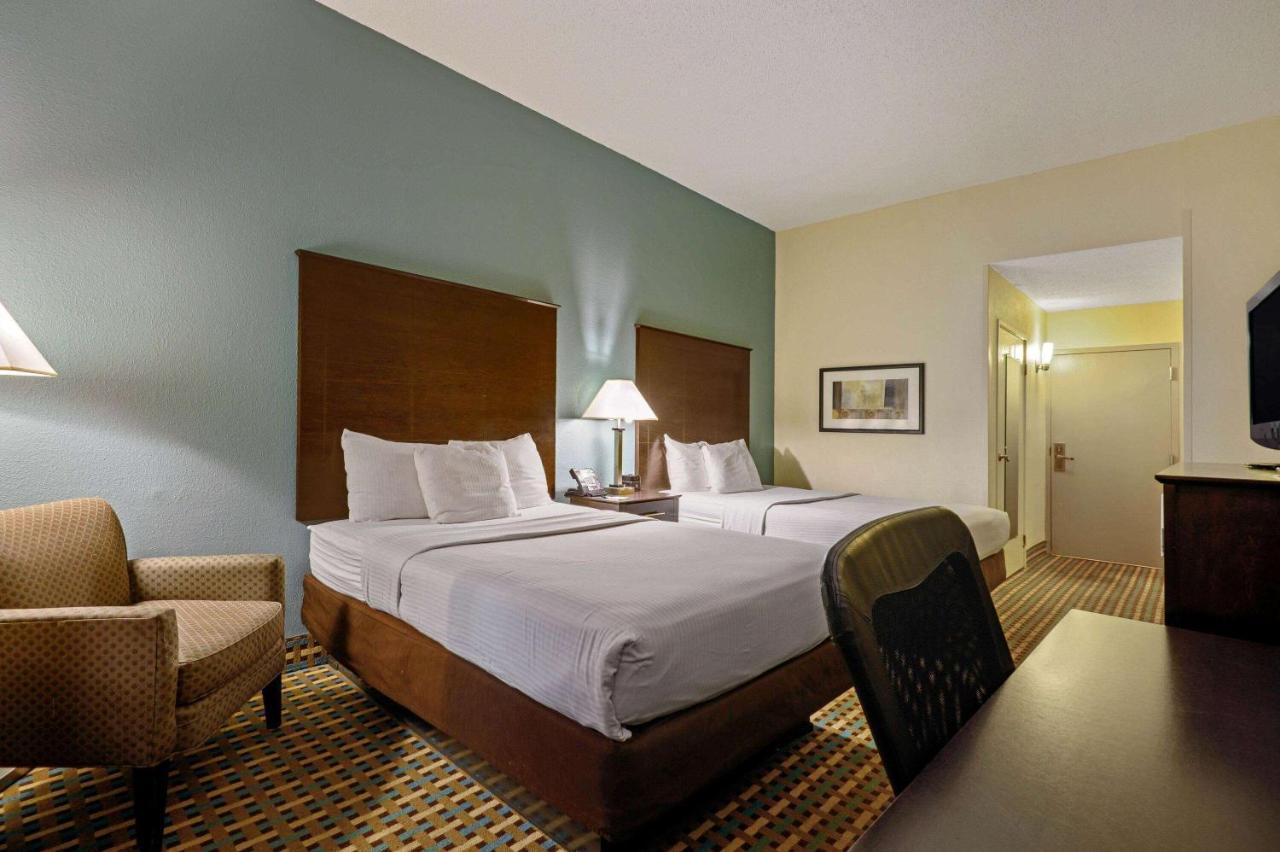 La Quinta Inn By Wyndham Columbia Se Fort Jackson Екстериор снимка