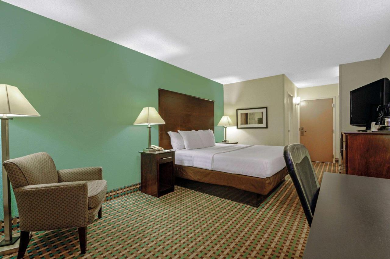 La Quinta Inn By Wyndham Columbia Se Fort Jackson Екстериор снимка